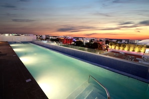 Piscina a l'aire lliure (horari: 08:00-22:00), para-sols i gandules 