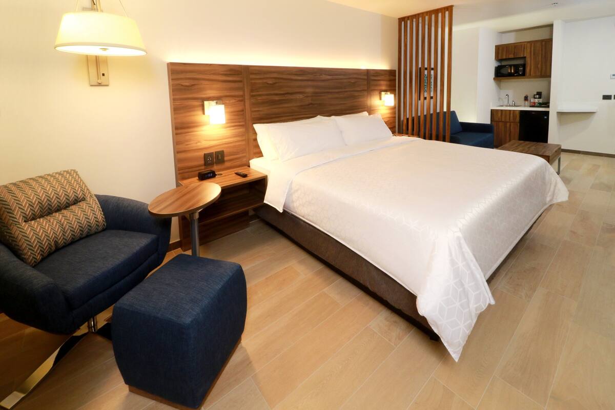 Premium bedding, down duvets, Tempur-Pedic beds, in-room safe