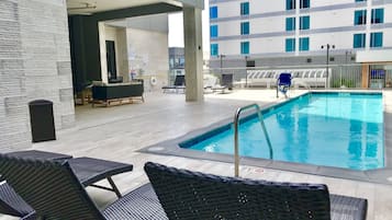 Piscina externa sazonal, espreguiçadeiras