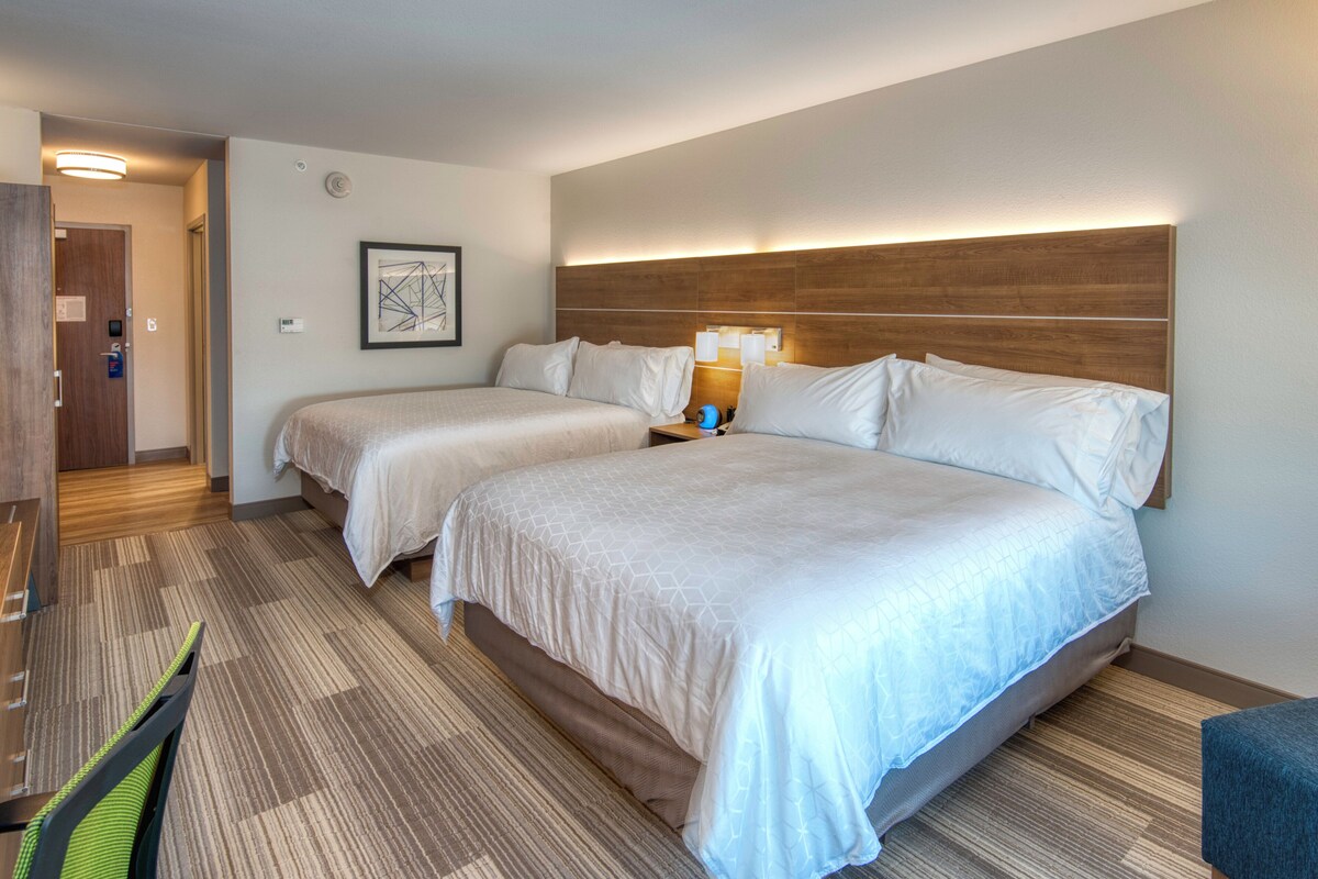 Standaard kamer, 2 queensize bedden | Luxe beddengoed, een kluis op de kamer, een bureau, een laptopwerkplek