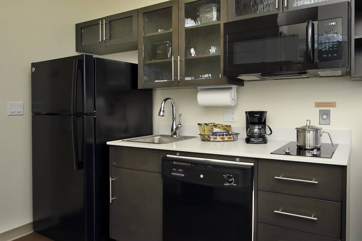 Full-size fridge, microwave, stovetop, dishwasher