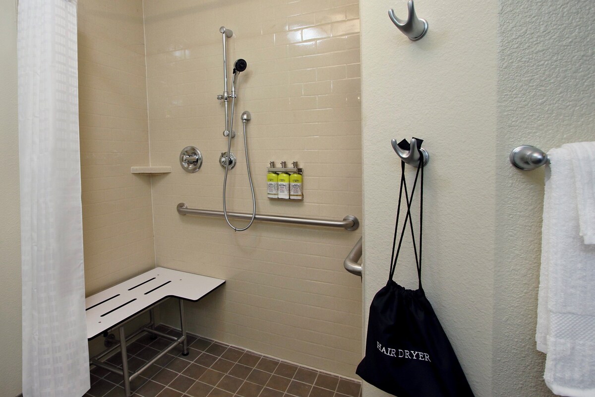 Studio Suite, 1 Tempat Tidur King, shower kursi roda (Communications Accessible) | Meja kerja, ruang kerja ramah laptop, dan tirai kedap cahaya