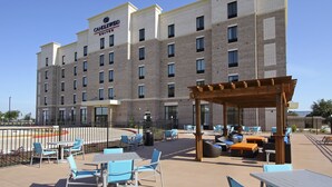 Un hotel con terraza al aire libre y un patio cubierto.