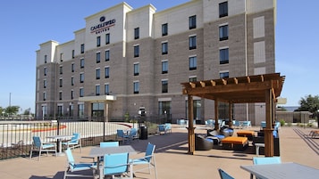 Hotel com área de estar ao ar livre e varanda coberta.