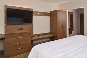 Standard Room | Hypo-allergenic bedding, desk, blackout drapes, iron/ironing board - Holiday Inn Express & Suites Ottumwa by IHG (Ottumwa)