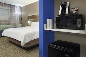 In-room safe, desk, laptop workspace, blackout drapes - Holiday Inn Express & Suites Dallas-Frisco NW Toyota Stdm by IHG (Frisco)