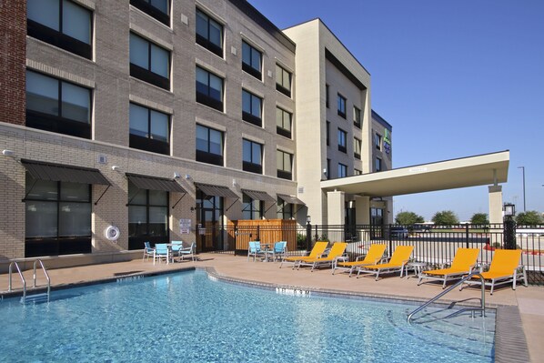 Seasonal outdoor pool - Holiday Inn Express & Suites Dallas-Frisco NW Toyota Stdm by IHG (Frisco)