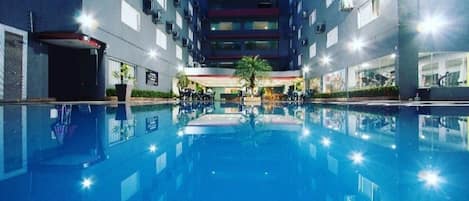 Piscine couverte, accÚs possible de 09 h 30 à 21 h 30, chaises longues