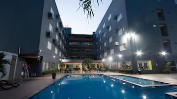 Piscina interna, funciona das 9h30 às 21h30, espreguiçadeiras