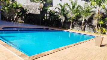 Piscine couverte, accÚs possible de 09 h 30 à 21 h 30, chaises longues