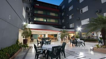 Alberca techada, acceso de 09:30 a 21:30, y camastros