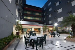 Piscine couverte, accès possible de 09 h 30 à 21 h 30, chaises longues