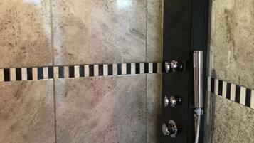Deluxe Studio | Bathroom shower