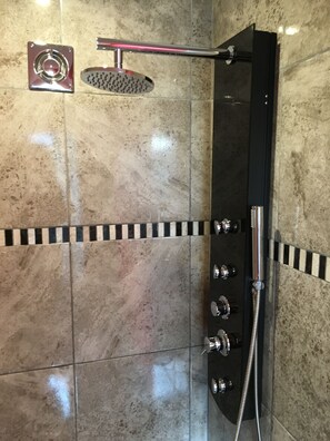 Bathroom shower - LaTorre Aparts (El Calafate)
