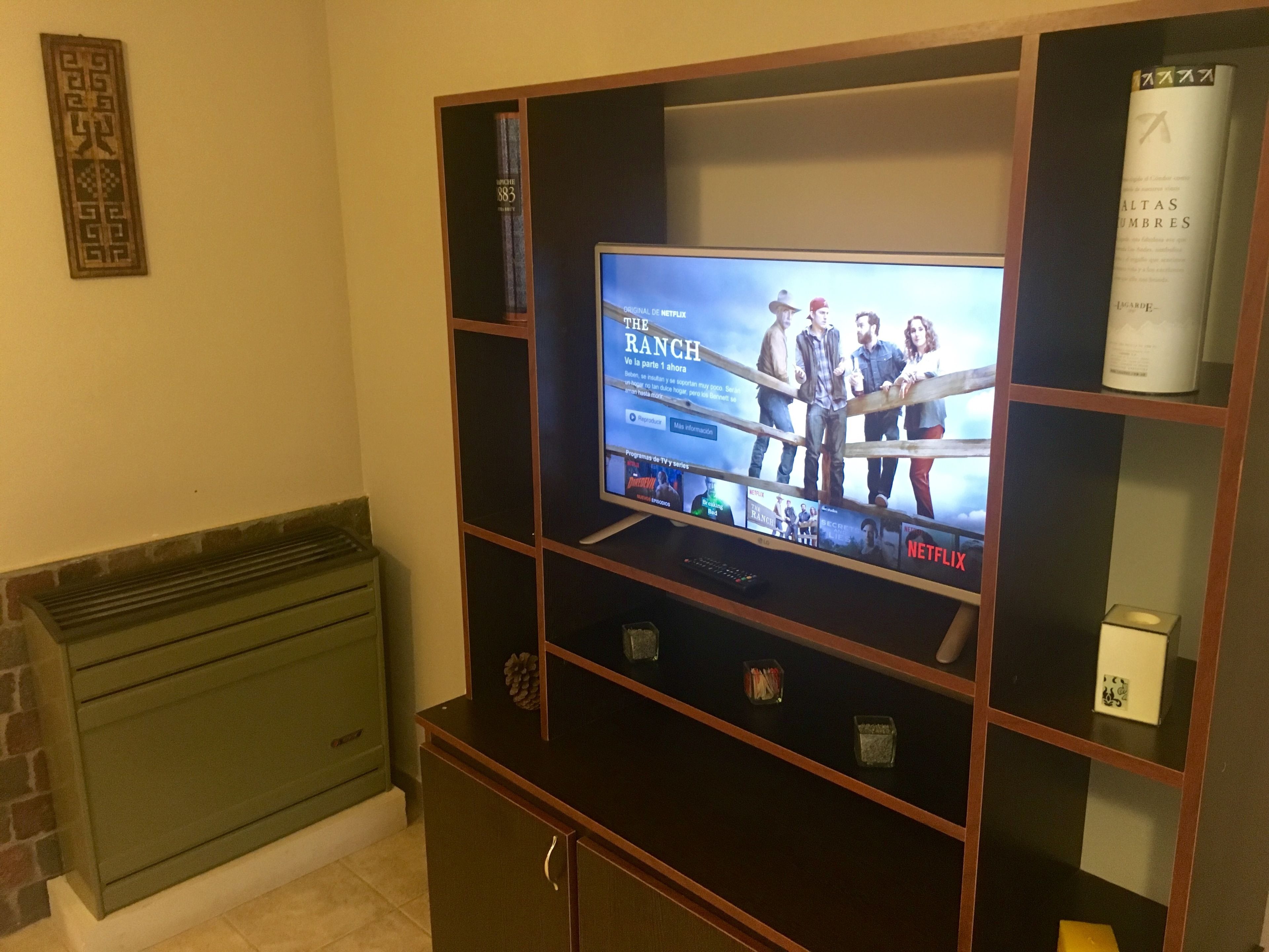 Deluxe #3 Apartment, 1 Bedroom | Living room | Flat-screen TV, Netflix