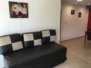 Deluxe #3 Apartment, 1 Bedroom | Vardagsrum | Platt-tv och Netflix