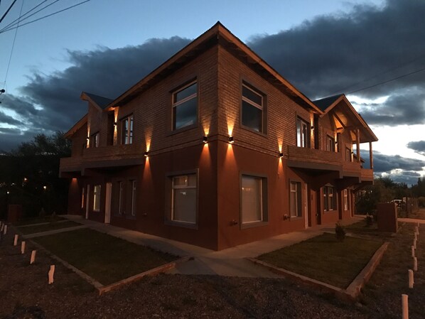 Fachada de la propiedad por la tarde o noche