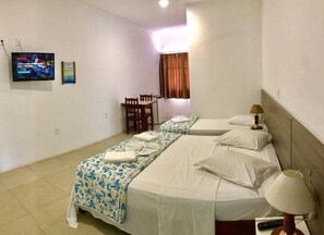 Minibar, desk, blackout curtains, free WiFi - Hotel Pousada Santos (Palhoça)