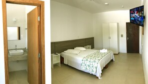 Quarto casal, 1 cama de casal, para não fumantes | Frigobar, escrivaninha, cortinas blackout, Wi-Fi de cortesia