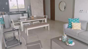 Departamento de lujo, 3 habitaciones, para no fumadores | Área de sala de estar | Smart TV de 50 pulgadas con canales digitales, televisión y Netflix