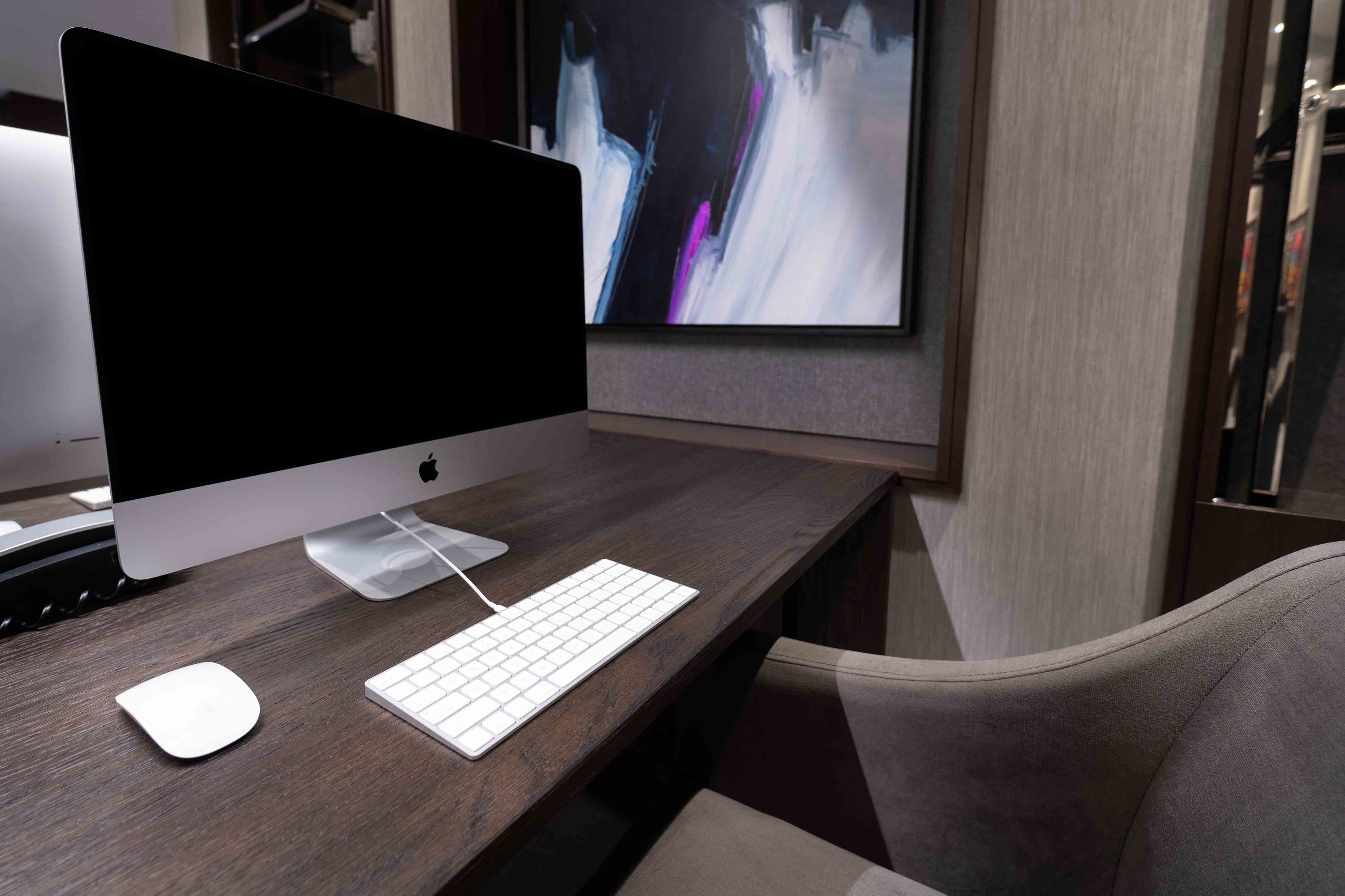 Un espace de travail moderne équipé d’un ordinateur de bureau, d’un clavier et d’une souris.