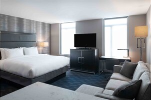 Een bureau, een laptopwerkplek, een strijkplank/strijkijzer, gratis wifi