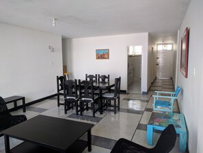 Apartamento familiar, varias camas, no fumadores | Sala de estar | Una televisión de pantalla plana