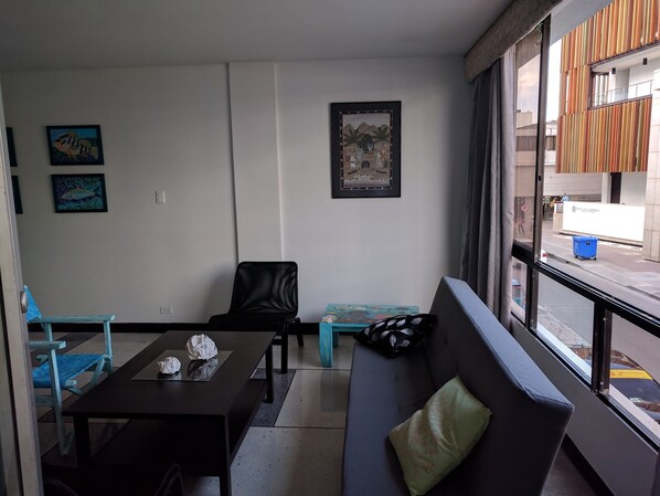 Apartamento familiar, varias camas, no fumadores | Sala de estar | Una televisión de pantalla plana