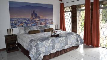 Deluxe Room, 1 King Bed, Shared Bathroom (Barcelona) | Free WiFi, bed sheets
