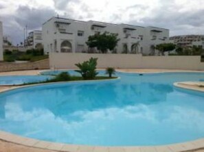 3 albercas al aire libre 