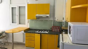 Comfort Apartment, 1 Queen Bed with Sofa bed, Accessible, Smoking | Private kitchen | Fridge, microwave, stovetop, coffee/tea maker