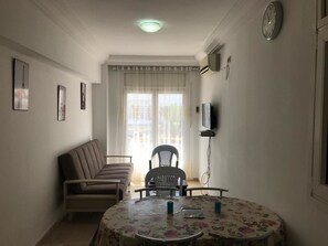 舒適公寓, 1 張加大雙人床及 1 張梳化床, 無障礙, 吸煙房 | 客廳 | 32 吋平面電視連衛星電視頻道、電視