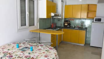 Comfort Apartment, 1 Queen Bed with Sofa bed, Accessible, Smoking | Private kitchen | Fridge, microwave, stovetop, coffee/tea maker
