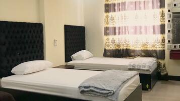 Kahden hengen deluxe-huone (kaksi sänkyä), 2 yhden hengen sänkyä, tupakointi sallittu | Tallelokero huoneessa, lisävuoteet, ilmainen Wi-Fi, vuodevaatteet