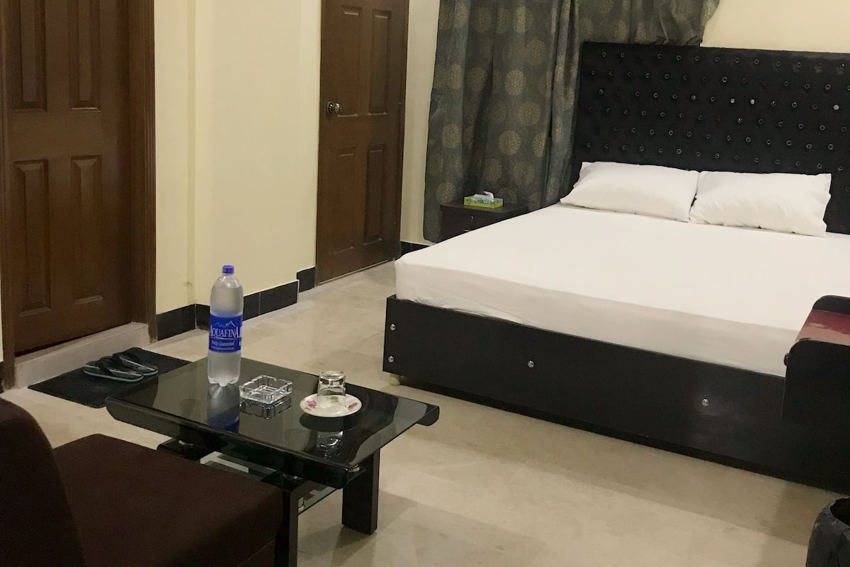 Habitación doble ejecutiva, 1 cama Queen size, para fumadores | Caja de seguridad en la habitación, camas extra y wifi gratis