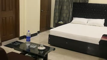 Chambre Double Exécutive, 1 grand lit, fumeurs | Coffres-forts dans les chambres, lits pliants/supplémentaires