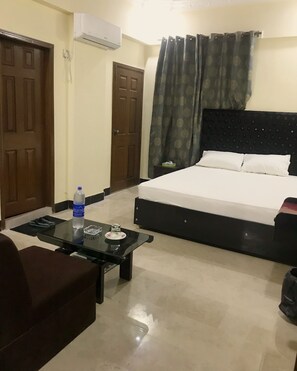 Kahden hengen executive-huone, 1 keskisuuri parisänky, tupakointi sallittu | Tallelokero huoneessa, lisävuoteet, ilmainen Wi-Fi, vuodevaatteet