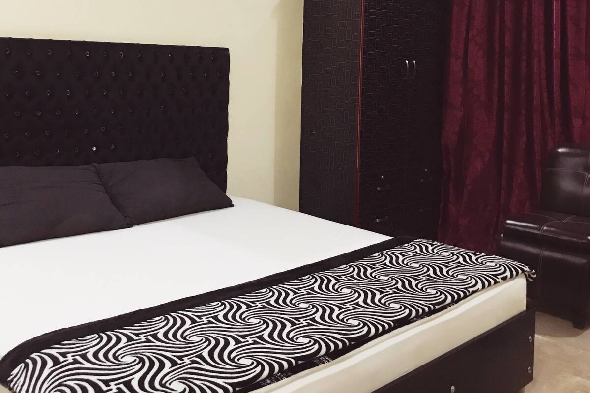 Economy Double Room, 1 Queen Bed, Smoking | In-room safe, rollaway beds (surcharge), WiFi (free), bed sheets