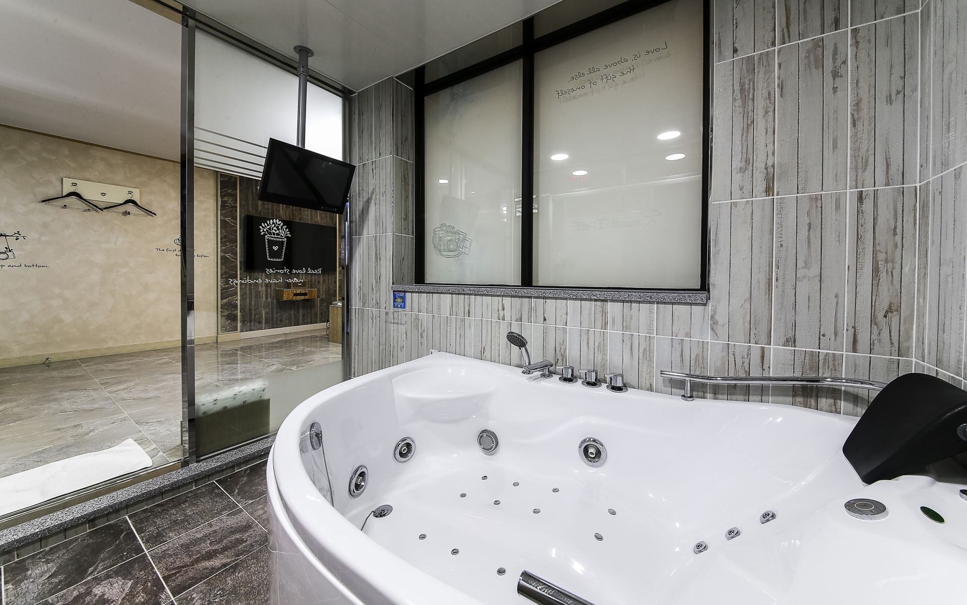 deep-soaking bathtub