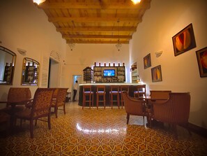 2 bars/lounges, een poolbar