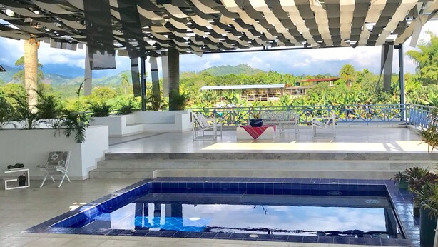 2 piscine all'aperto, lettini