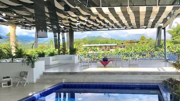 2 outdoor pools, pool loungers