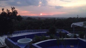2 piscine all'aperto, lettini