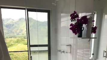 Shower, pancuran hujan, perlengkapan mandi gratis, dan handuk