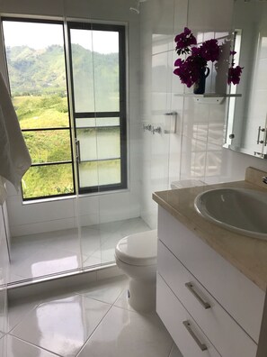Een douche, een regendouche, gratis toiletartikelen, handdoeken