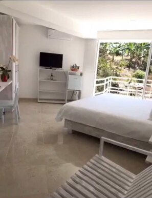 Tabla de planchar con plancha y ropa de cama
