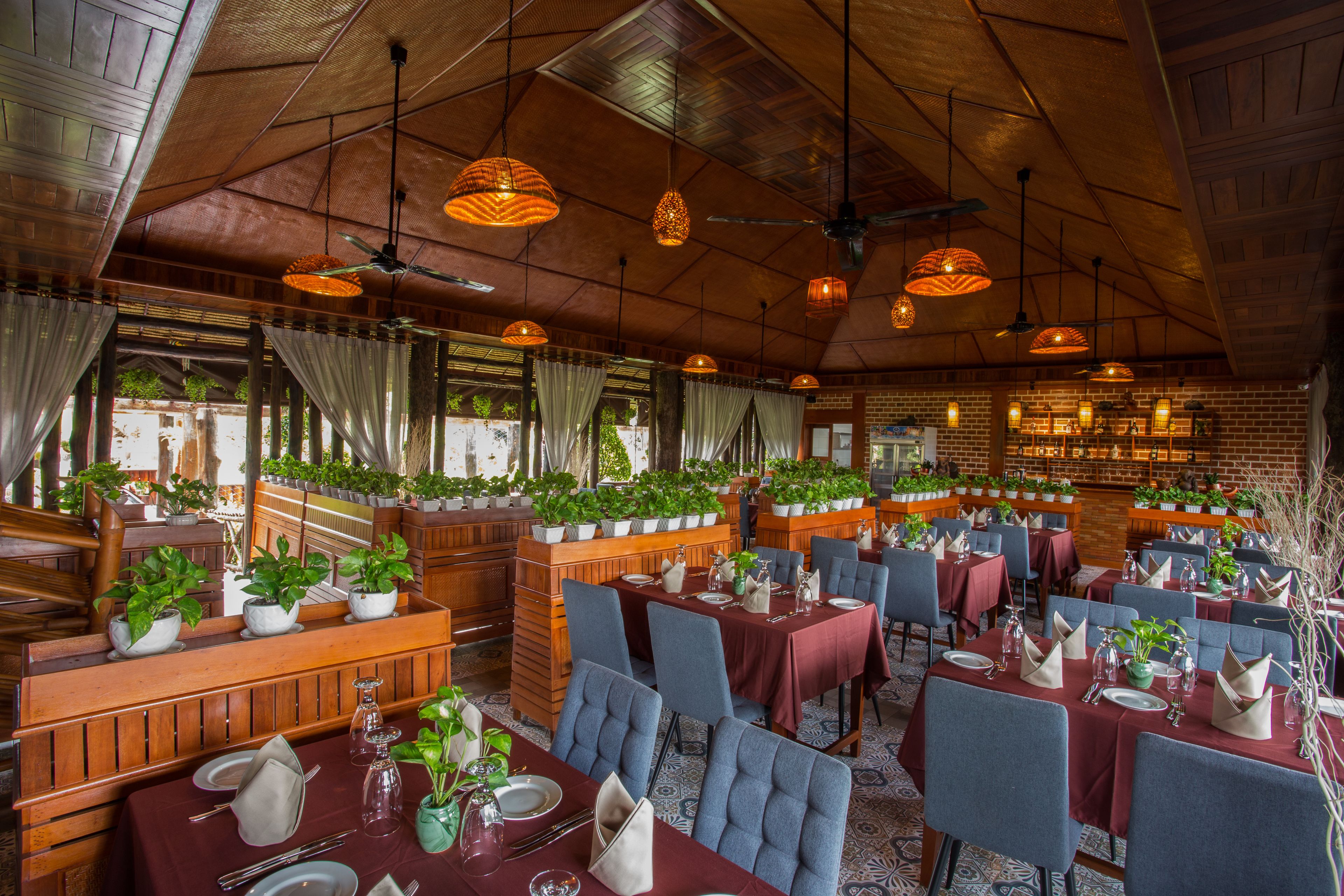 breakfast, lunch, dinner served; international cuisine