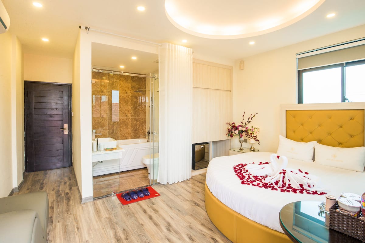 Family Suite, 1 King Bed, Non Smoking, City View | Minibar, desk, soundproofing, free WiFi