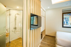 Minibar, escritorio, sistema de insonorización y wifi gratis 