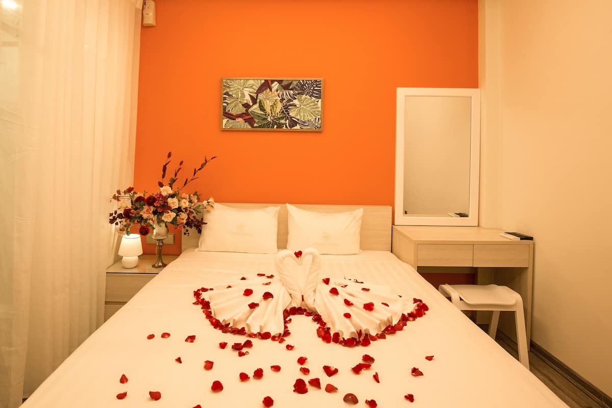 Basic Single Room, 1 Queen Bed, Non Smoking, Courtyard View | Minibar, desk, soundproofing, free WiFi
